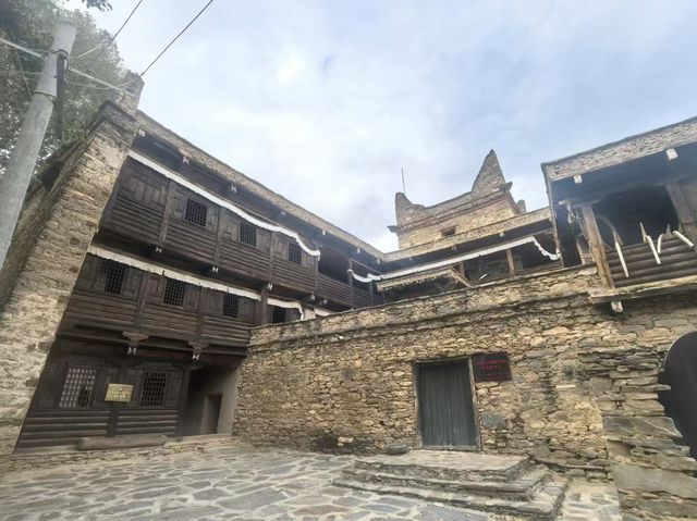 丹巴避世之選！碉樓山谷裡的治癒美宿