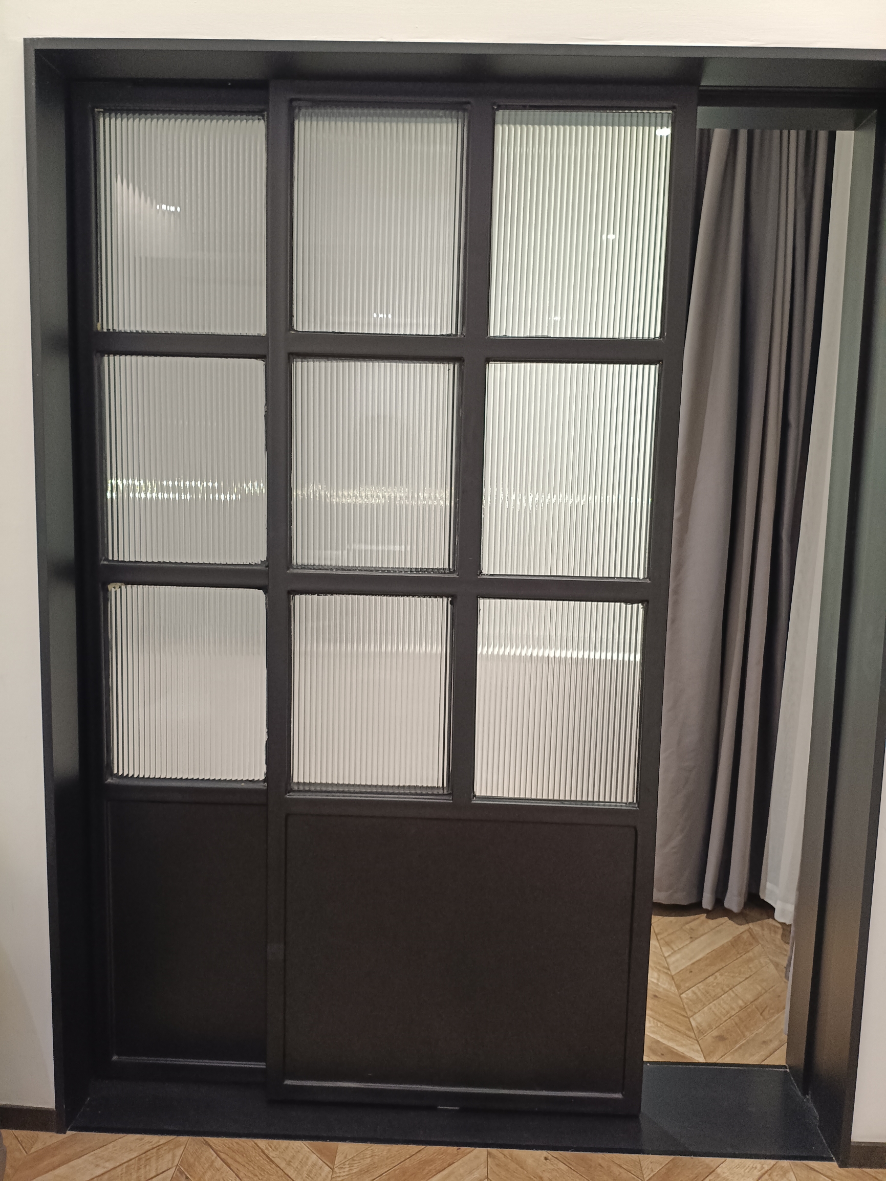 Anshe Hotel was truly the surprise of my Kunming trip! The location is perfect, on Chuanjin Road, just a 10-minute walk to Cuihu Park, with Kunming Old Street and plenty of delicious food nearby, so you never have to worry about going hungry🍢

As someone who is very particular about accommodation details, this Instagram-style hotel met all my expectations:

✨Maximum safety! From the smart access control at the entrance to 24-hour staff on duty, the sense of security is top-notch, so it’s completely safe for women traveling alone.
✨The rooms focus on cleanliness and comfort, with bedding so soft you’ll want to take it home. The bathroom’s dry and wet separation design is super thoughtful. Special shoutout to the Bluetooth speaker and garment steamer, perfect for business travelers who want to stay chic!
✨Every shot in the public areas looks like a masterpiece. When sunlight filters through the greenery onto the dining bar, the light and shadow are absolutely stunning💫

📸Exclusive photo spots:

• Lobby spiral staircase – wear a light-colored long dress and shoot from above to instantly become the star of an artsy film
• Guest room bay window – turn on a warm light in the evening for the perfect cozy atmosphere
• Rooftop terrace – the light is softest at 9 a.m., with Cuihu as the backdrop, it’s amazing

🚗Nearby activities:
• A 5-minute walk to the popular "Wenlin Street," packed with cafes and small bars
• A 10-minute taxi ride to Dianchi Lake, recommended to catch the sunset after 4 p.m.
• The small pot rice noodles opposite the hotel are a local favorite!

💡Booking tips:
• Watch for suite prices in the off-season (November to March), there are often surprise discounts
• Choose a high-floor lake view room for better views and more quiet
• Don’t miss the Yunnan rice noodle rolls for breakfast, limited supply so get there early~