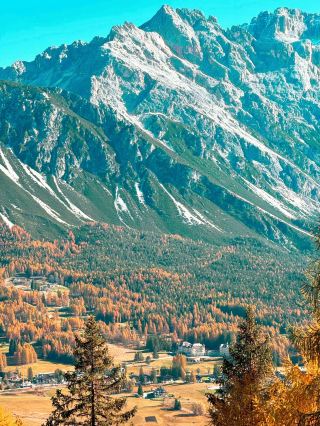 A lazy person's dream! A day trip to the Dolomites with three routes to choose from without hesitation.