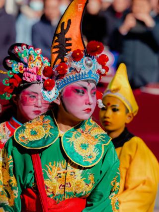 Spring Festival Check-in at Gansu Shehuo! The Lantern Dance Feast at the Foot of the Ming Great Wall