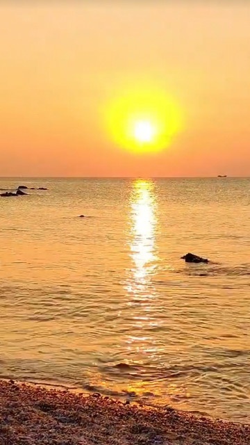 オレンジ色の海、碁石の形をした岩—碁石湾の夕暮れ | Trip.com 昌江