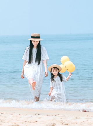 家族でビーチで撮影するためのポーズ完全ガイド – 最高の雰囲気を数秒で捉えよう！