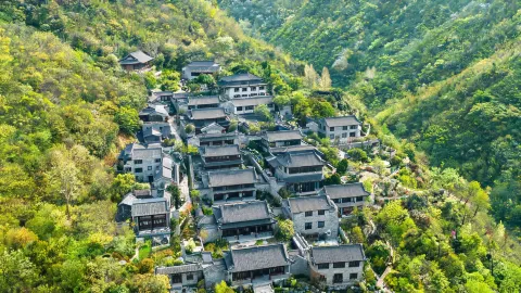 루촨에 있는 셰루산장을 방문하여 그곳만의 독특한 지역 문화와 풍습을 경험해 보세요. — traveler post in 위린