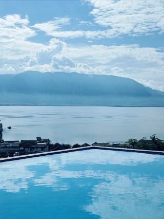 Erhai Lake is more than just a lake; it's a dreamy vision by your bedside at Manlan.