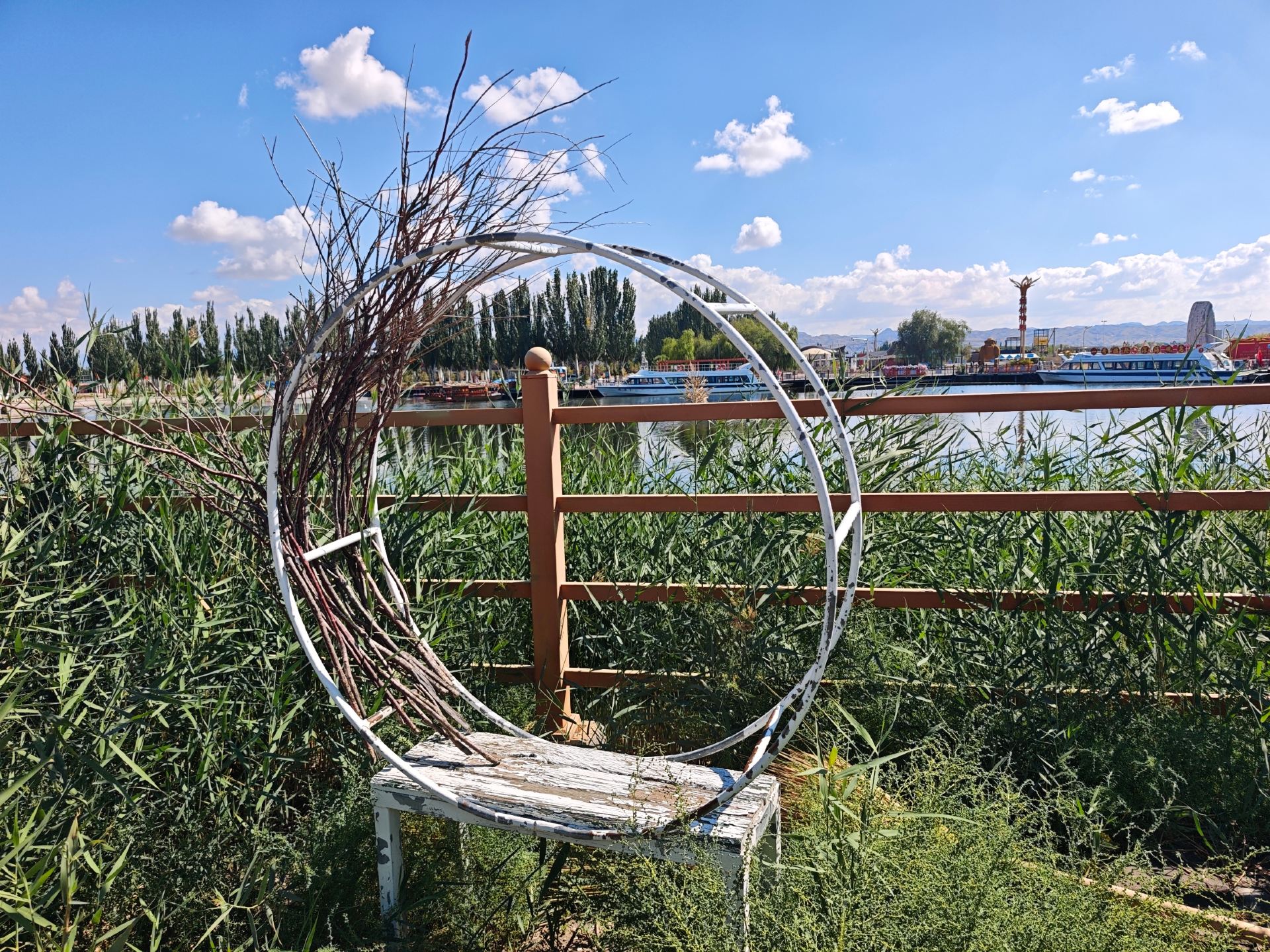 Wuliangsuhai Scenic Area is located north of Talabubulage in Urad Front Banner, Bayannur City, Inner Mongolia Autonomous Region. It is situated at the confluence of the Yinshan Mountains and the Yellow River, in the Yellow River Basin.