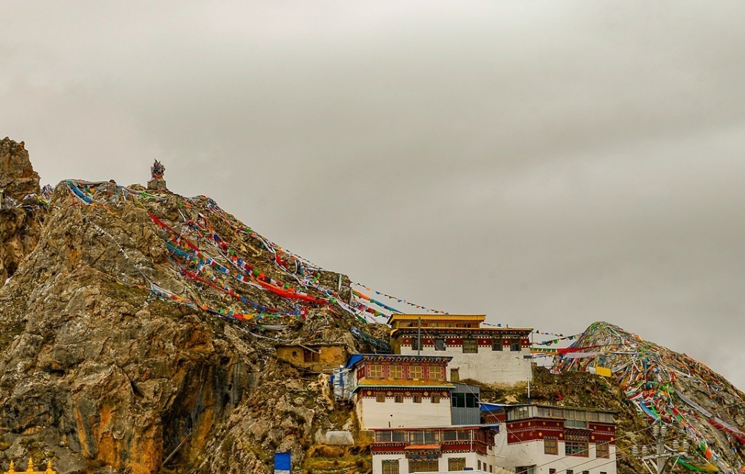 Zizhu Temple must-visit list | The Bon "City in the sky" on a 4,800-meter cliff, a once-in-a-lifetime destination