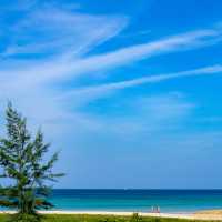 หน้าร้อนทะลสีฟ้าที่ หาดกะรน จ.ภูเก็ต