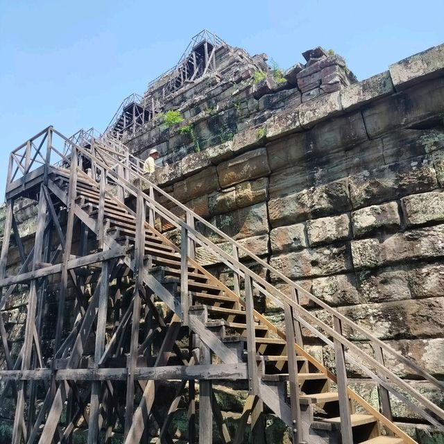 密林の階段ピラミッドが圧巻 コーケー遺跡