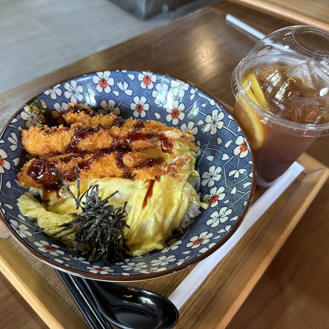 🚠 Tram View Café: 山頂纜車站旁的美食 🚠