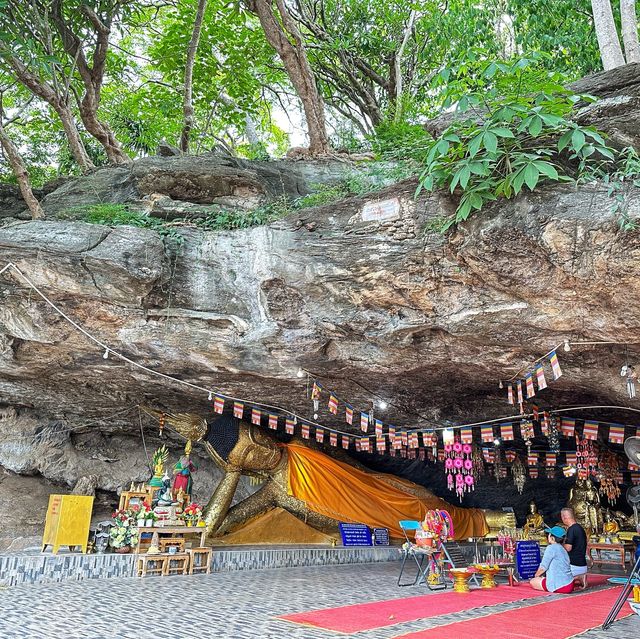 วัดเขาพระศรีสรรเพชญาราม เก่าแก่งดงาม