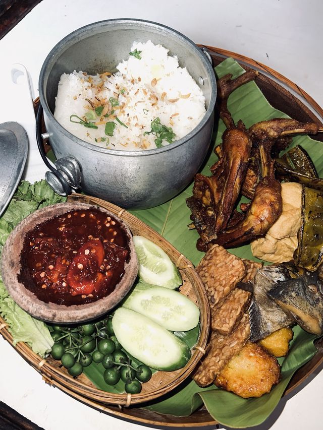 Authentic Sundanese Food At Saung Pengkolan🤤