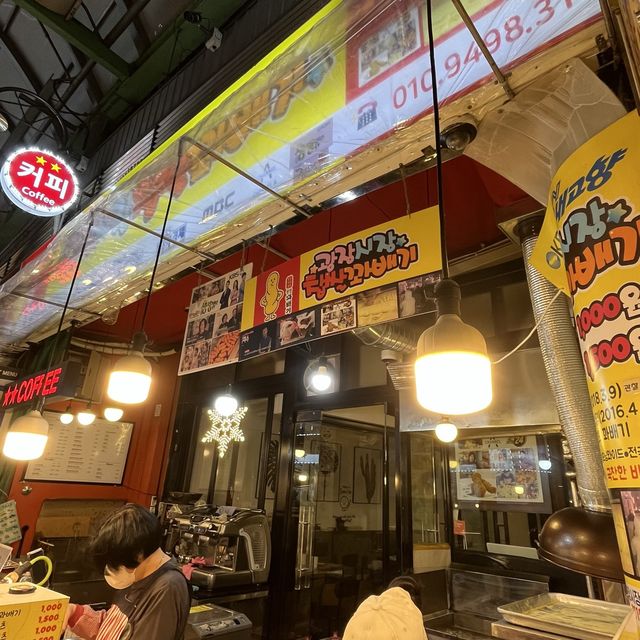 【韓国ソウル・広蔵市場】行列に並んでも食べたいねじりドーナツ「サプチャルクァベギ」