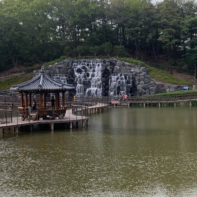 함지산으로 둘러싸여 있어 천천히 산책 하기에 좋은 곳, 운암지 수변공원