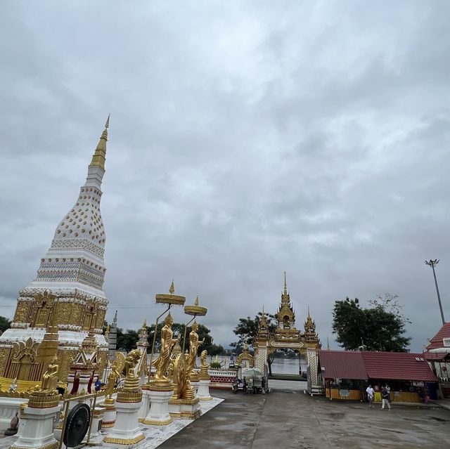 สักการะพระเจดีย์ วัดมหาธาตุ นครพนม ชมฝั่งโขงสุขใจ สักการะพระเจดีย์ วัดมหาธาตุ นครพนม ชมฝั่งโขงสุขใจ
