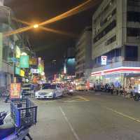 夜市美食狂歡！忠孝路觀光夜市的好吃之旅🍜🌭🎉