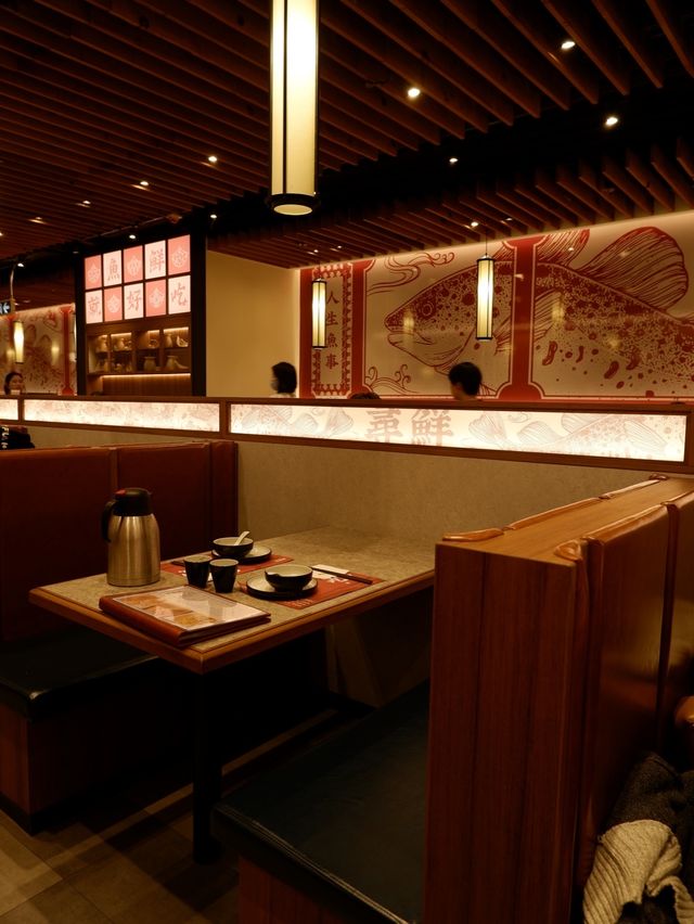 「屯門上海菜，蟹粉年糕和油爆蝦出色」