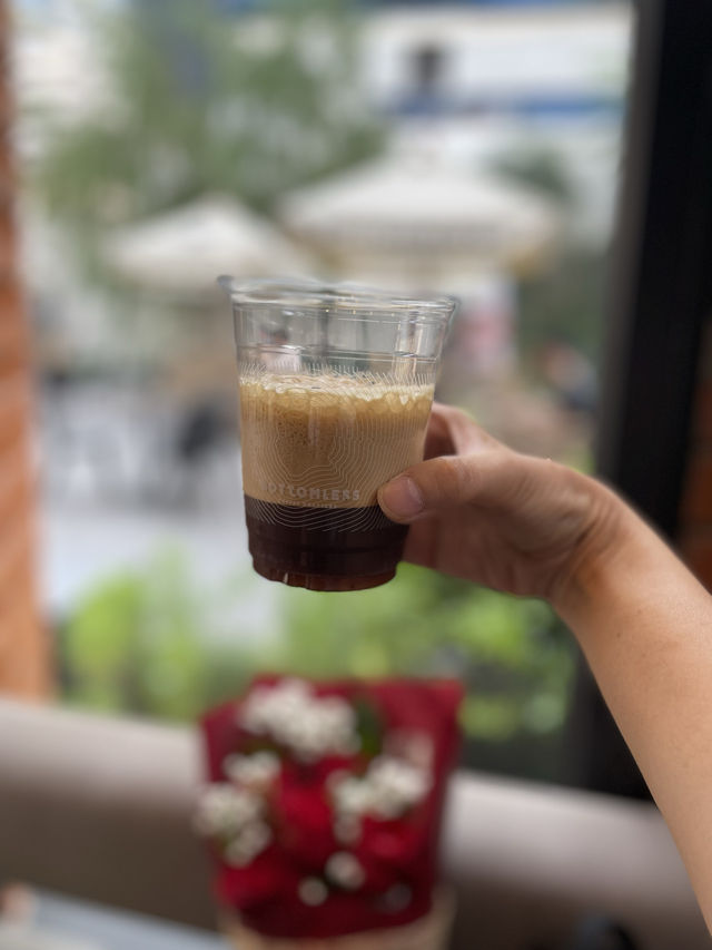 曼谷Phrom Phong區的Bottomless咖啡店，咖啡和蛋糕一絕