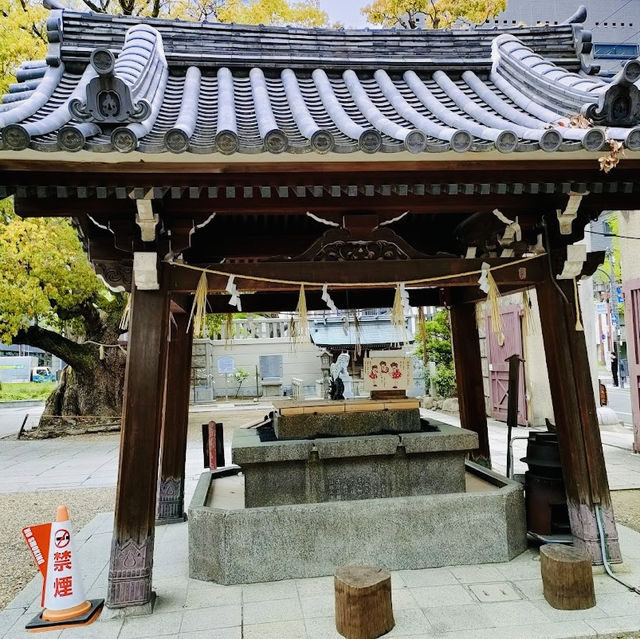 Peaceful Shrine near  Honmachi Sta. 