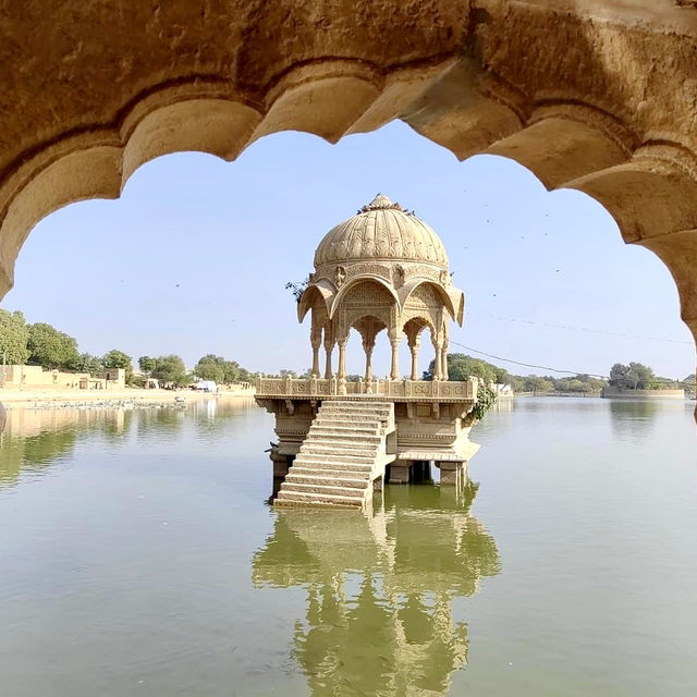 💛 Exploring the Tranquil Gadisar Lake 🛶