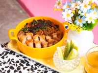 ร้านก๋วยเตี๋ยวเรือสวยขนาดนี้มันจะเกินไปไหม