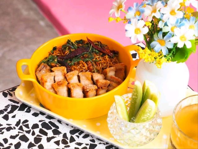 ร้านก๋วยเตี๋ยวเรือสวยขนาดนี้มันจะเกินไปไหม