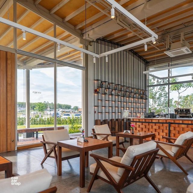 CHARN CAFE & BISTRO คาเฟ่สไตล์โฮมมี่ระยอง