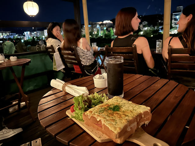 京都・鴨川。カジュアルに川床体験『Kawa Cafe Kyoto』