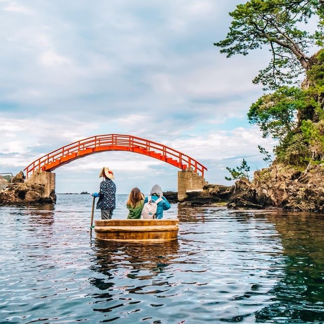 เที่ยวเกาะซาโดะนั่งเรือไม้อ่างน้ำ