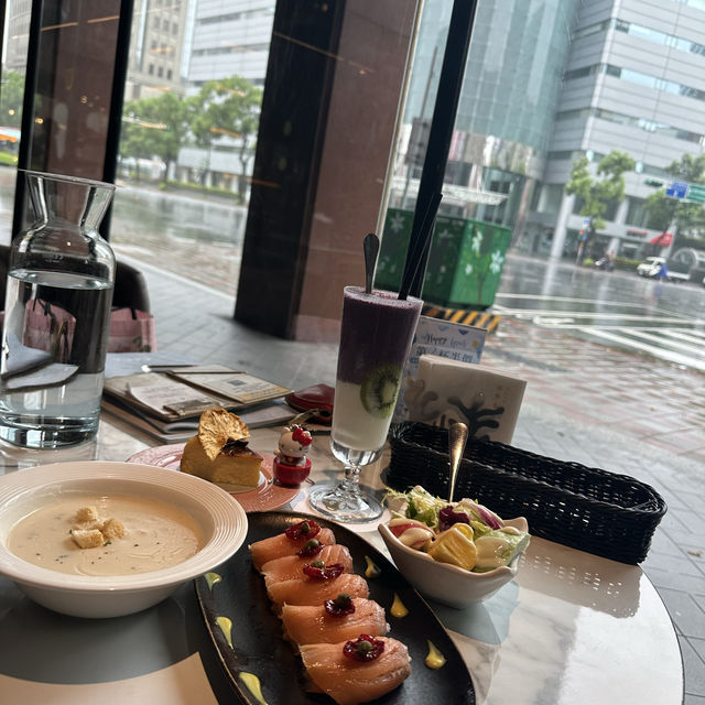 颱風天的美食（布納咖啡館）椒鹽豬腳.非吃不可餐廳