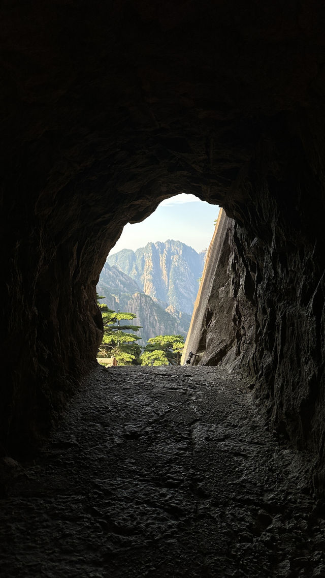 Chasing Sunsets and Peaks: My Huangshan Adventure 🌄⛰️✨