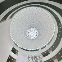 廣州美術館（新館）-造型猶如「水中盛放的木棉花」，與廣州塔互相輝映