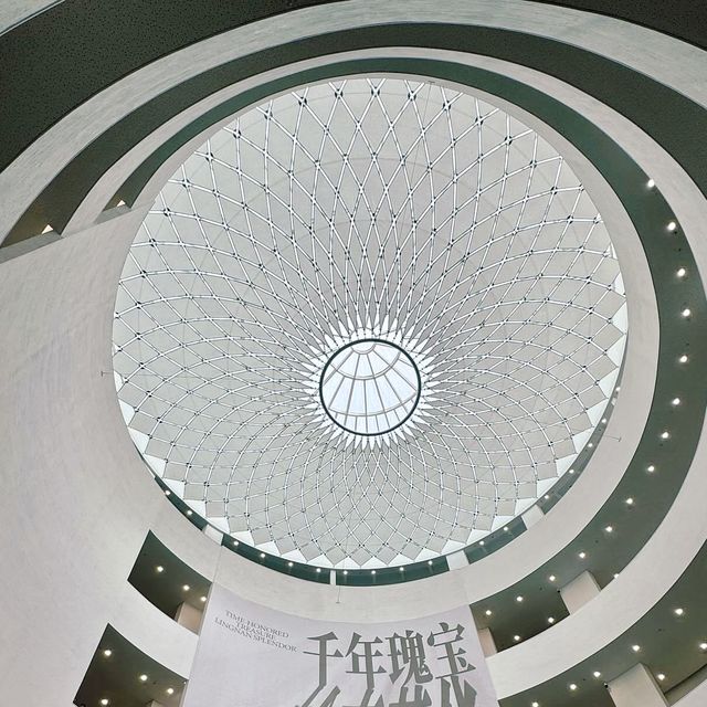 廣州美術館（新館）-造型猶如「水中盛放的木棉花」，與廣州塔互相輝映