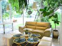 คาเฟ่คุมโทนขาวเขียวบรรยากาศร่มรื่น