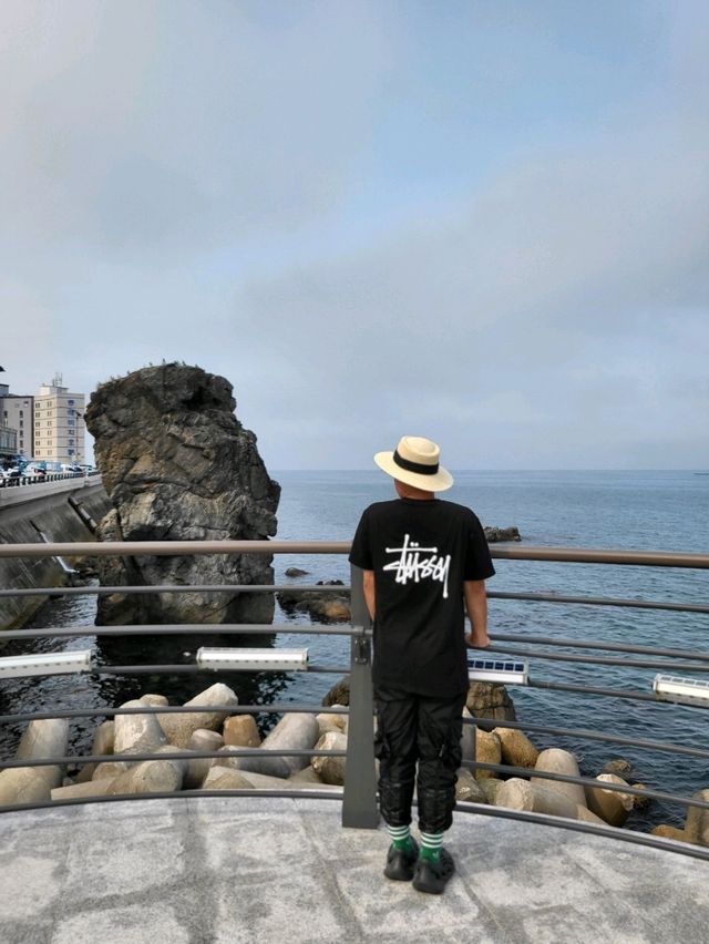 문어상이 있는 동해 까막바위