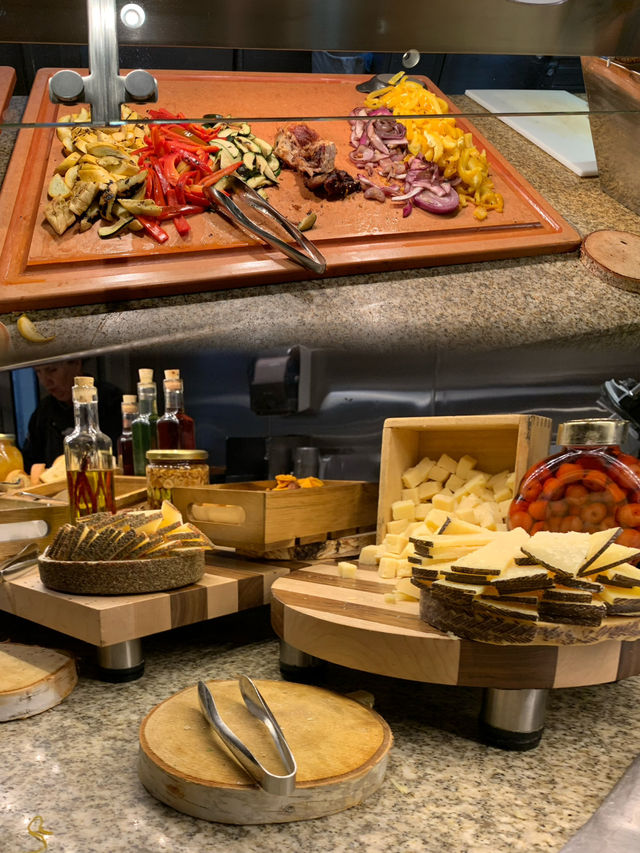 Feast Fit for a King: Indulging at Bacchanal Buffet in Caesar's Palace