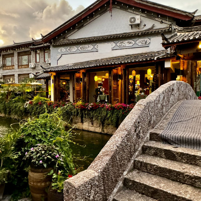 See all the colors of the rainbow in Lijiang