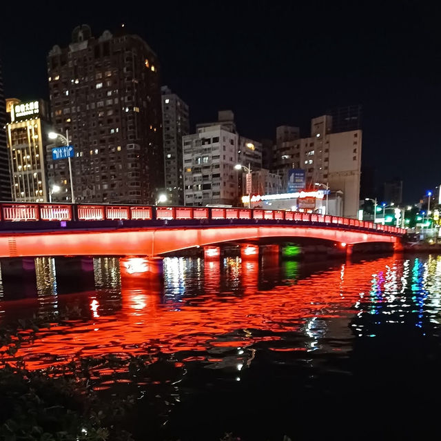 高雄愛河夜遊船河的浪漫體驗✨
