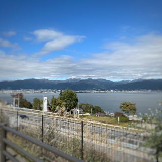 Service area with a view of Lake Suwa.