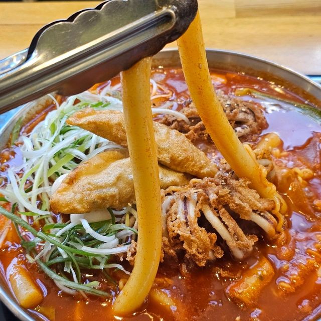 [新大久保]韓国でも大人気！なが～いトッポギ鍋[青年茶房]