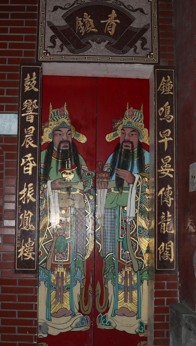 Shopping and exploring Shennong Street in Tainan