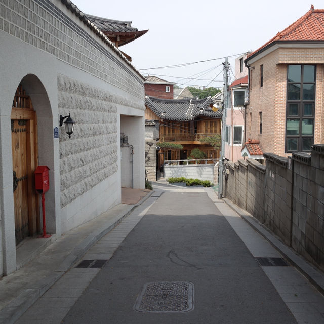 Walking Through History: The Beauty of Bukchon Hanok Village!