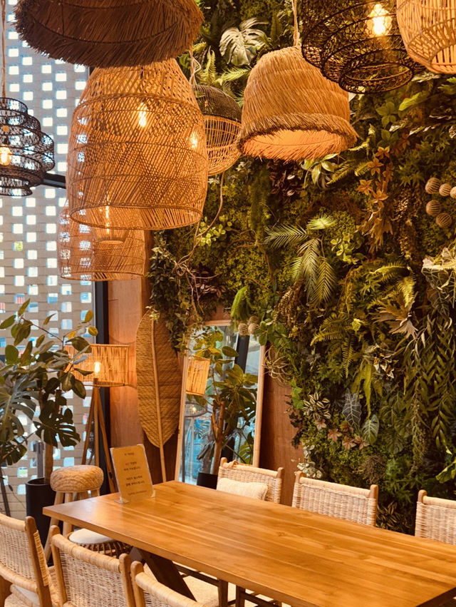 Elegant Atmosphere and Delicious Desserts at Coffee Interview Bongmyeong