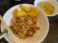 ชาม ก๋วยเตี๋ยวเส้นคลุก