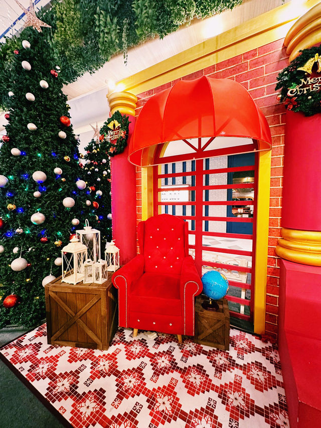 All Aboard the Christmas Express for the Dining Experience! 🎄🚂