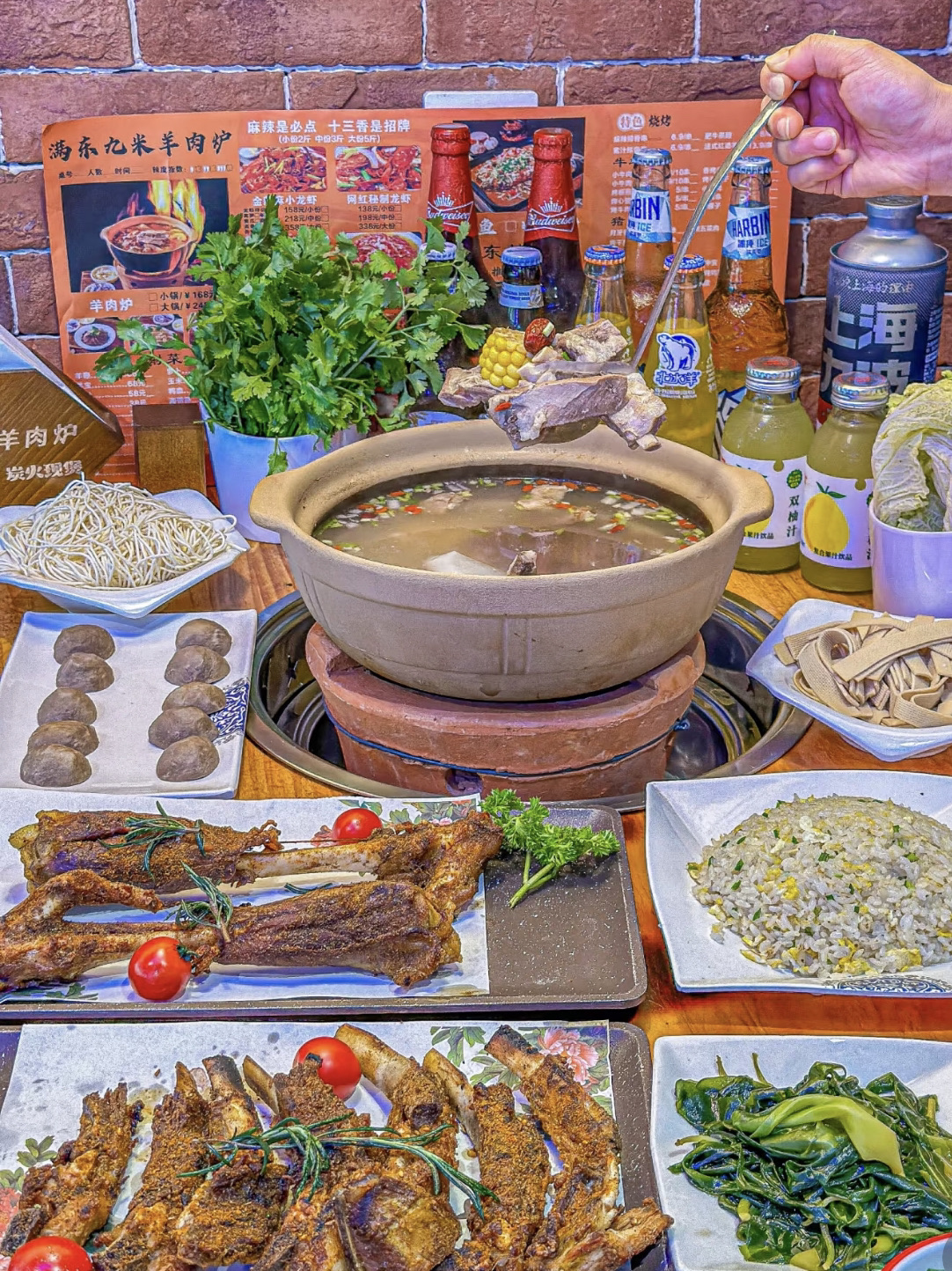 羊肉爐
滿滿一鍋裏肉眼可見，全是各種食材，還有羊排骨塊，吃上一口，這肉質特別的酥爛，嘴巴一抿就脫骨了，可以搭配店裏的秘製蘸料和一起吃，簡直被香迷糊，羊湯更是清甜鮮美，蘿蔔和玉米吸收了湯汁的味道，味道絕絕子

羊棒骨
除了他們家的招牌羊肉爐外，他家的羊棒骨也很，比手臂還粗的羊棒骨肉質紮實，吃起來香嫩多汁，烤得外脆裏嫩，而且很有嚼勁，味道賊香的

各種燒烤
店裏各式各樣的燒烤種類也很多，廚師烤的火候恰到好處，肥瘦相間的羊肉串，好吃的根本不想停下來
