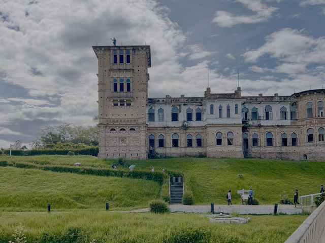 凱莉古堡（Kellie’s Castle）位於馬來西亞霹靂州怡保，是一座充滿神秘色彩的未完成城堡，擁有英國殖民時期的建築風格和各種靈異傳說。