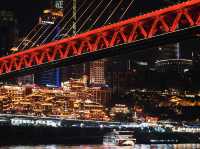 🌃 **【重慶洪崖洞：夜幕下的魔幻山城】** 🏮  