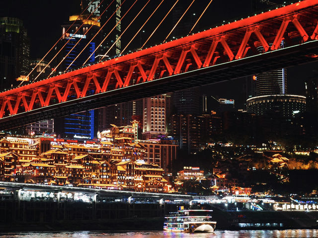 🌃 **【重慶洪崖洞：夜幕下的魔幻山城】** 🏮  
