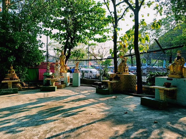 泰國曼谷市中心湄南河畔著名雕像公園景點：Huai Khwang Stadium，各種人物雕像，適合打卡拍照📸