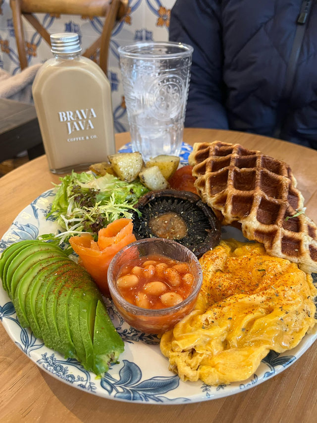  元朗人氣Café 💕 𝐁𝐫𝐚𝐯𝐚 𝐉𝐚𝐯𝐚 𝐂𝐨𝐟𝐟𝐞𝐞✨高質Brunch＋自家製巴斯克蛋糕😋